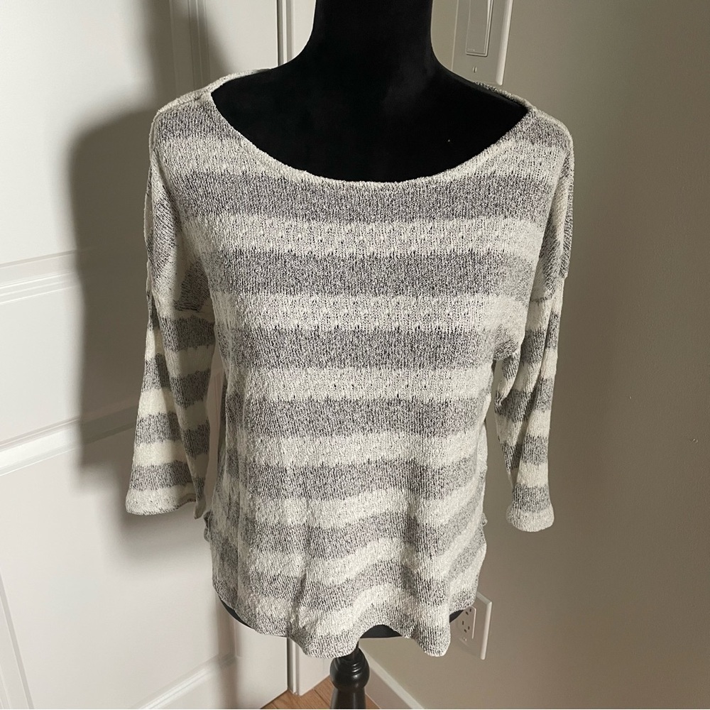 Soft Joie White Gray Stripe Boat Neck Lightweight Sweater 3/4 Sleeve EUC Size M